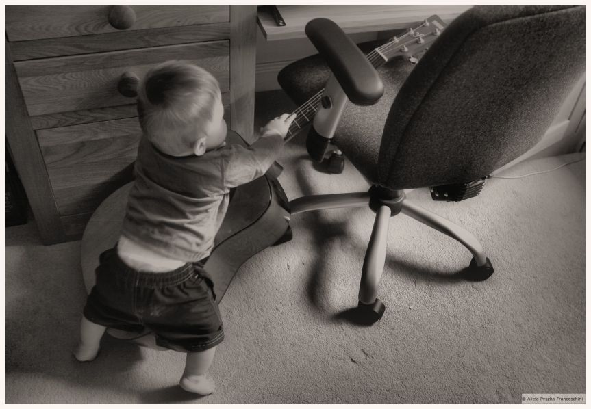 toddler and the guitar_